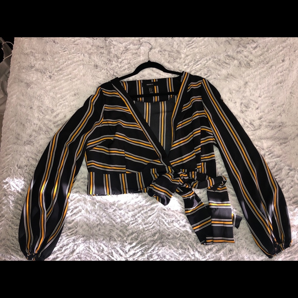 Long sleeve tie knot crop top